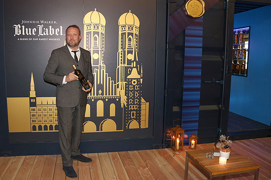 Tom Jones, Brand Ambassador Johnnie Walker mit der limited Munich Edition Flasche (©Foto: Martin Schmitz)